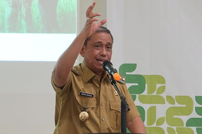 <p>Bupati Wajo, Sulawesi Selatan berikan penghargaan kepada Nakes berprestasi (Foto/ Instagram/@amranmahmud_)</p>
