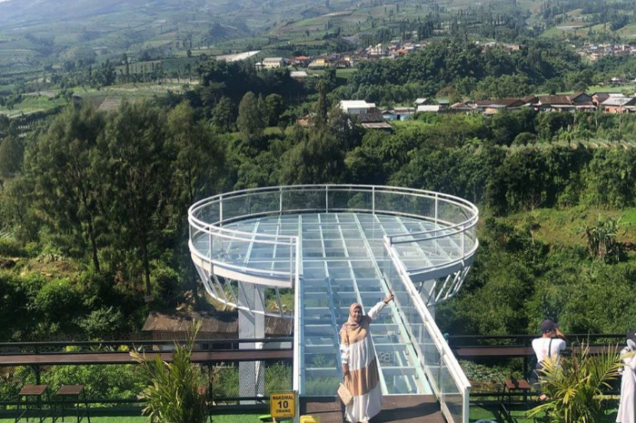<p>Ket foto: Sigandul View Temanggung punya spot jembatan kaca yang Instagramable, jangan sampai dilewatkan (Foto/Instagram/sigandul_view/ratri_paralize)</p>

