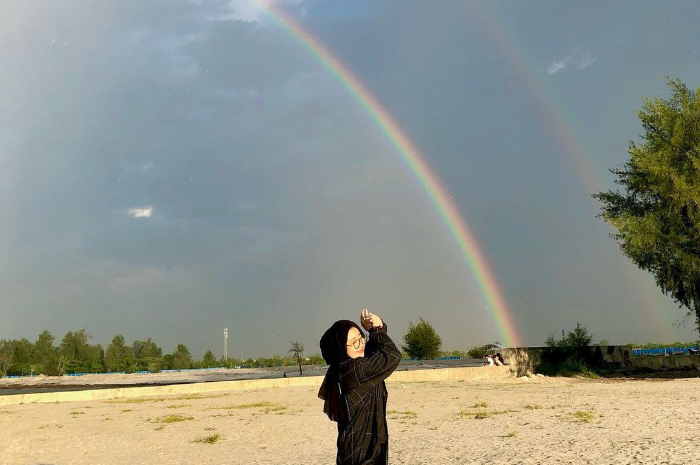 <p>Ket foto: Abadikan momen estetik di wisata Pantai Bali Lestari Serdang Bedagai Sumatera Utara (Foto/Instagram/ayusucitranasution_)</p>
