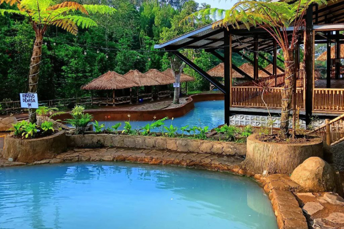 <p>Ket foto: Keindahan wisata Curug Panas Lembang Bandung dengan air hangatnya, bikin betah (Foto/Instagram/aabism)</p>
