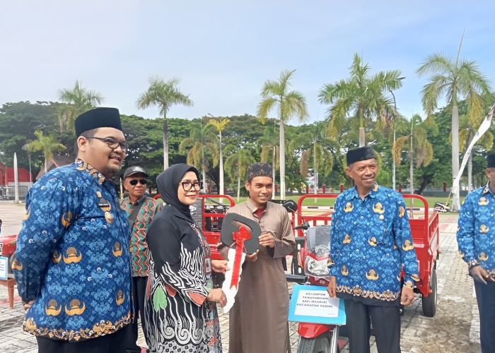 Ket. Foto: Bank Sulteng Cabang Parimo Salurkan Dana CSR untuk Pemda Parigi Moutong (Foto/gemasulawesi/Abdul Main)