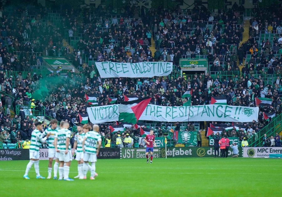 <p>Ket Foto: Foto dari para supporter Celtic yang kibarkan bendera Palestina di stadion (Foto/Twitter/@idextratime)</p>
