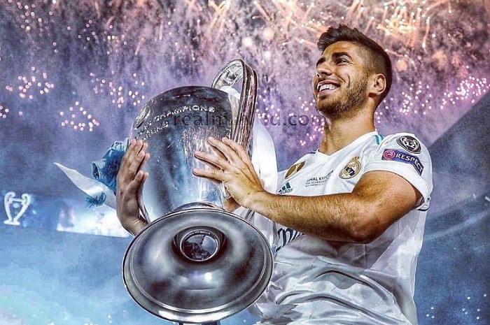 <p>Ket Foto: Foto pemain Real Madrid, Marco Asensio yang sedang memegang piala (Foto/Twitter/@faktasepakbola)</p>
