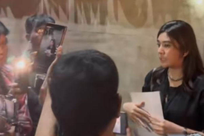 <p>Ket Foto: Selebgram Clara Sinta saat melaporkan dept collector ke pihak kepolisian (Foto/Tiktok/@clarasintareal)</p>
