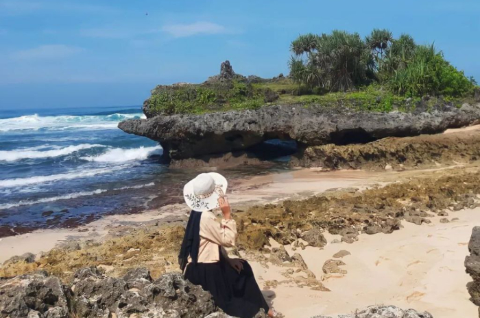 <p>Ket foto: Mengintip pesona wisata Pantai Watu Bolong Yogyakarta (Foto/Instagram/mawarins)</p>
