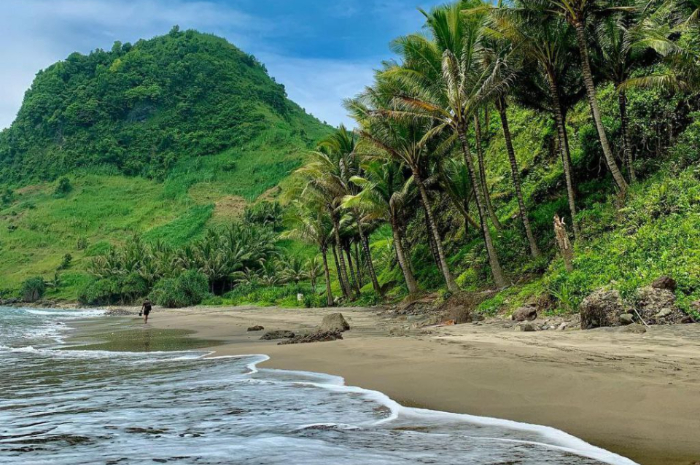 <p>Ket foto: Wisata Pantai Pecaron Kebumen, surga tersembunyi yang cocok untuk foto prewedding (Foto/Instagram/iamhirman_)</p>
