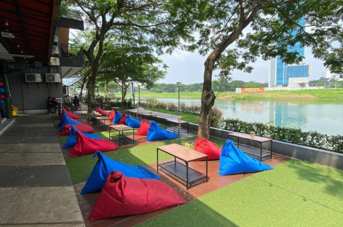 <p>Ket foto: Cantiknya view dari Danau Summarecon yang ada di Bekasi, cocok untuk nongkrong (Foto/Instagram/dedyrindu)</p>
