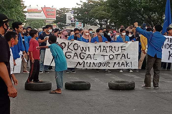 <p>Foto: Puluhan mahasiswa dari Aliansi Universitas Muhammadiyah (Unismuh) Satu berunjuk rasa, menutup seluruh ruas jalan dengan menahan truk serta membakar ban.</p>
