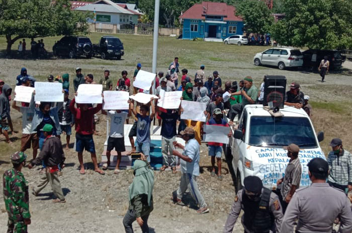 <p>Demo Posona Parimo Sulteng, Warga Ancam Pidanakan Kades</p>