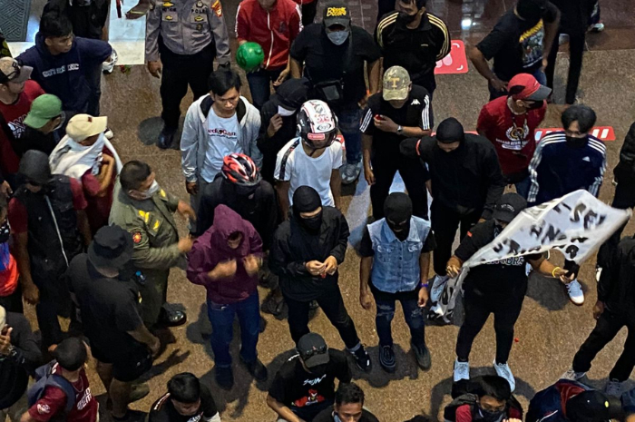 <p>Ket Foto: Aksi demo ricuh depan Kantor Gubernur Sulsel (Foto/Facebook Ulla Syah)</p>
