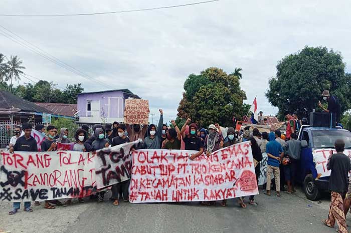 <p>Foto: Demo Massa Aksi Warga Kasimbar Parimo Sulawesi Tengah, di Desa Kasimbar, Kamis 31 Desember 2020.</p>
