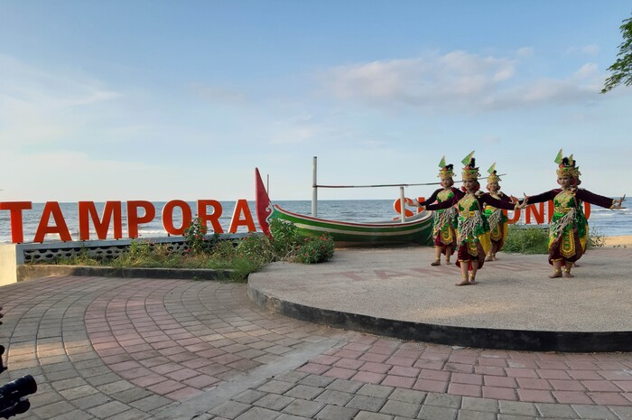 <p>Ket Foto: Ilustrasi foto seseorang yang sedang menari di Pantai Tampora (Foto/Website Resmi Kabupaten Situbondo)</p>