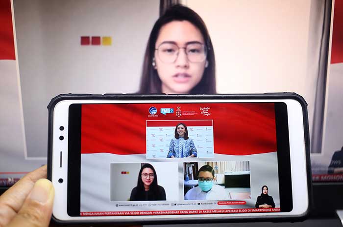<p>Foto: dr. Dirga Sakti Rambe, dokter spesialis penyakit dalam/vaksinolog (kanan) bersama dr. Twindy Rarasati (kiri) yang juga merupakan penyintas Covid-19 menjadi pembicara dalam dialog produktif bertema vaksin sebagai perencanaan preventif kesehatan didampingi moderator Tasya Syarif di Jakarta, Senin, 23 November 2020.</p>
