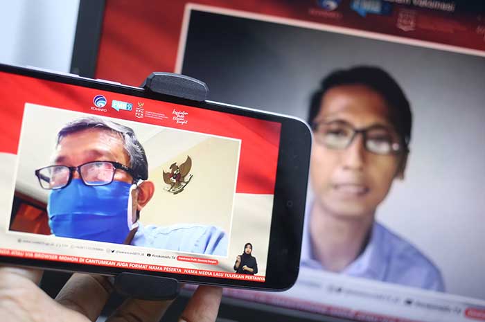 <p>Foto: Dr. dr. Kohar Hari Santoso, SpAn., KAP., KIC (kiri) dan Wahyoe Boediwardhana (Jurnalis) menjadi pembicara dalam dialog bertema belajar dari sukses vaksin MR di Jawa Timur dan Peran Media dalam Vaksinasi di Jakarta, Selasa, 17 November 2020.</p>
