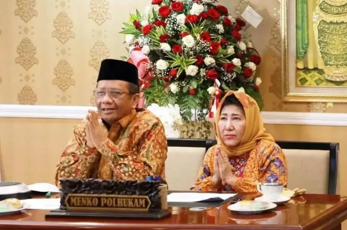 <p>Ket Foto: Yatie Sang Istri Mahfud MD yang Mendukung dari Balik Layar (Foto/Pinterest @radarsolo)</p>
