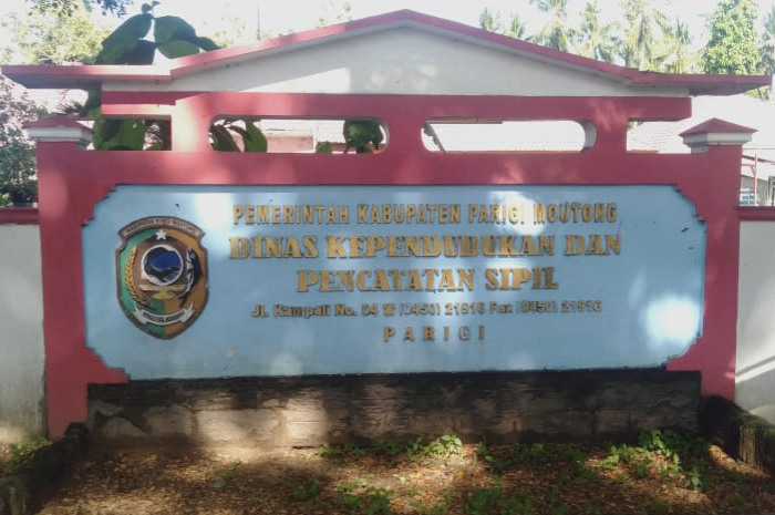 <p>Ket Foto: Depan kantor Dukcapil kabupaten Parigi moutong. (foto gemasulawesi/Rifai)</p>
