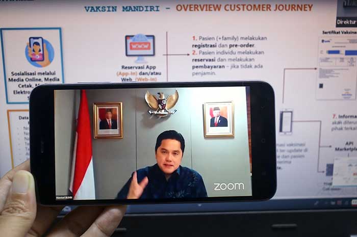 <p>Foto: Erick Thohir, Menteri BUMN RI selaku Wakil Ketua IV dan Ketua Pelaksana Komite Penanganan COVID-19 dan Pemulihan Ekonomi Nasional (KPCPEN) memberikan paparan mengenai persiapan infrastruktur data vaksinasi COVID-19 melalui virtual di Jakarta, Selasa, 24 November 2020. Hadir pula sebagai pembicara Fajrin Rasyid, Direktur Digital Business PT Telekomunikasi Indonesia Tbk dan Soleh Udin Al Ayubi, Direktur Digital Healthcare PT Bio Farma (Persero).</p>
