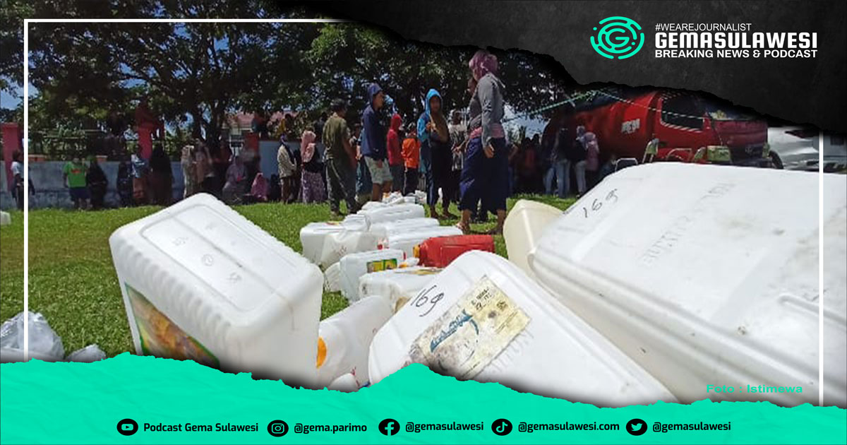 <p>Ket Foto: Warga Antri menunggu GIliran membneli Minyak Goreng Curah di Kantor Disperindag Parigi Moutong. (Foto/Istimewa)</p>
