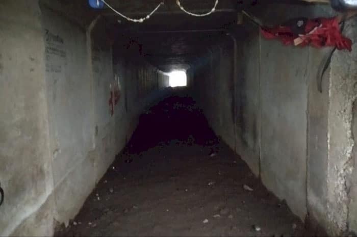 <p>Foto: ‘Kamar’ Milik Tunawisma di Dalam Drainase.</p>
