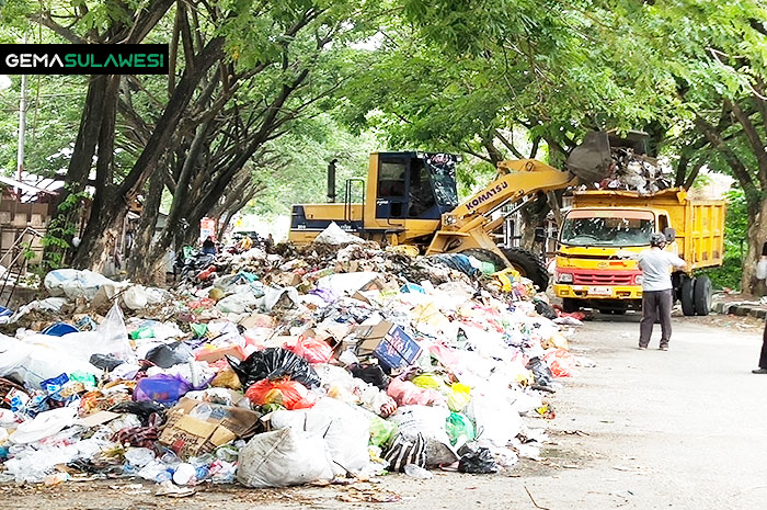 <p>DLH Angkut Tumpukan Sampah di TPS Pasar Tagunu Parigi Moutong, Minggu 26 April 2020, GemasulawesiFoto/Rafii.</p>
