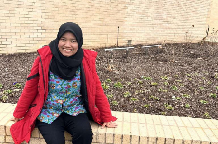 <p>Keterangan Foto : Dr. Misriyani saat mengenakan batik parigata di Amerika Serikat,(Foto/dokumentasi pribadi)</p>