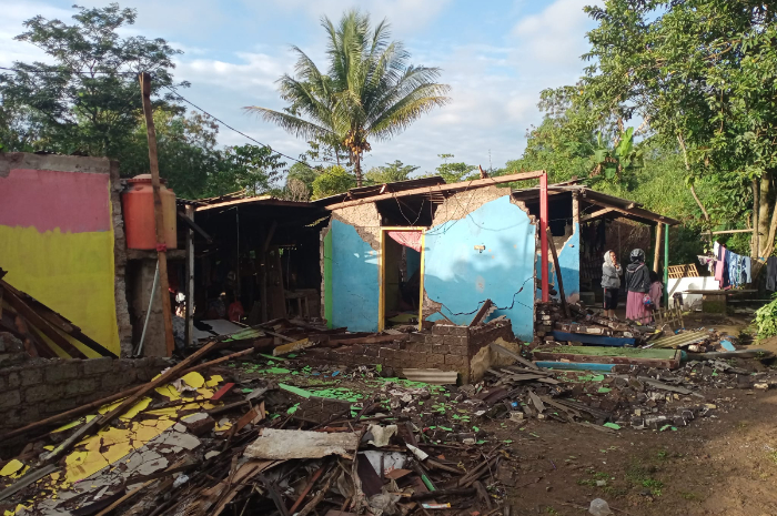 <p>Ket Foto: Salah satu korban gempa yang rumahnya rusak,  terkena dampak gempa di Cianjur (Foto/Facebook Indramayu Post.Com)</p>
