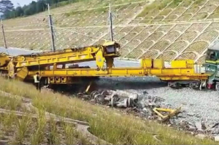 <p>Ket Foto: Kereta kerja pada proyek pengerjaan Kereta Cepat Indonesia Cina (KCIC) mengalami anjlok. (Foto/Facebook Info Kabupaten Bandung)</p>
