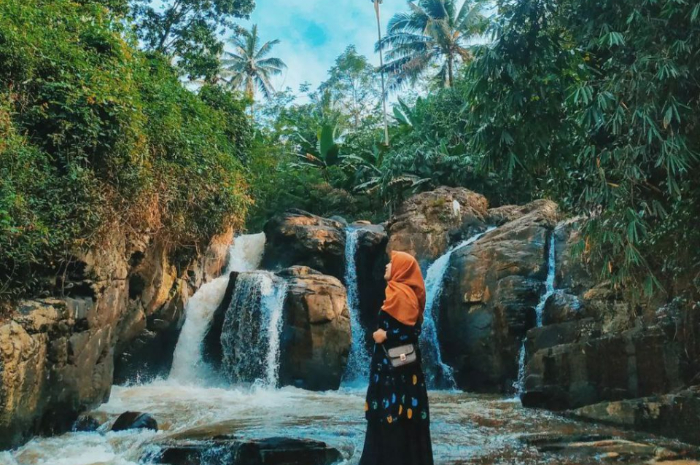 <p>Ket foto: Menikmati pesona wisata Curug Gombong yang ada di Batang (Foto/Instagram/freidaaaa)</p>
