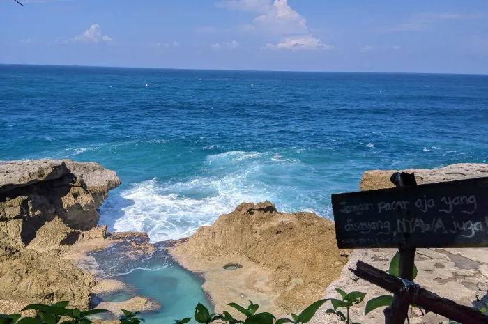 <p>Ket foto: Keindahan wisata Pantai Kedung Tumpang di Tulungagung yang menakjubkan (Foto/Instagram/m.alvns)</p>
