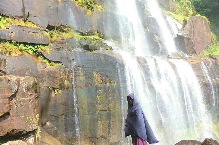 <p>Ket foto: Pesona wisata Air Terjun Terinting yang ada di Kalimantan Barat (Foto/Instagram/dristianggrn)</p>
