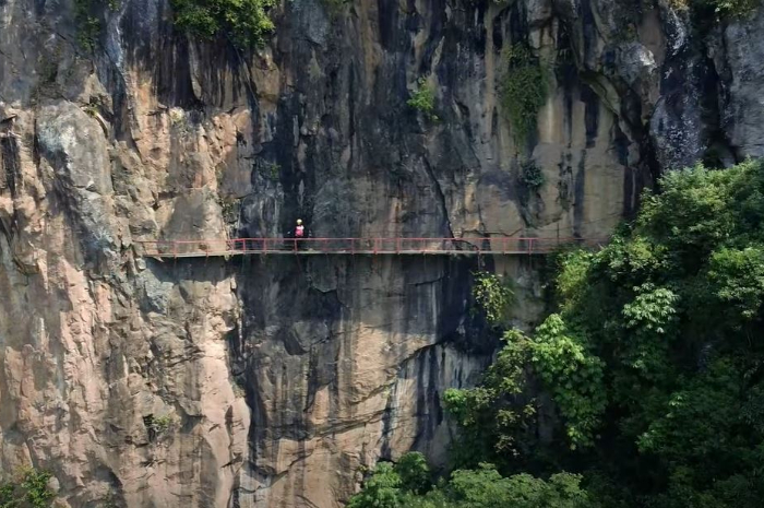 <p>Ket foto: Simak wisata ekstrim Semarang yang menyuguhkan pengalaman berjalan di jembatan tebing (Foto/YouTube/@HendysunSun)</p>
