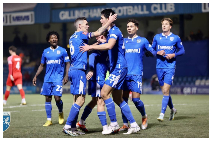 <p>Ket. Foto: Selebrasi Elkan Baggott dkk dalam laga Piala FA Gillingham vs Dagenham &#038; Redbridge, Jumat (9/12/2022) (Twitter/@TheGillsFC)</p>
