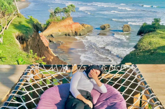 <p>Ket foto: Keelokan wisata Danau Gedang Bengkulu yang begitu dekat dengan pantai, indah banget! (Foto/Instagram/nindyaferiskaaaa)</p>
