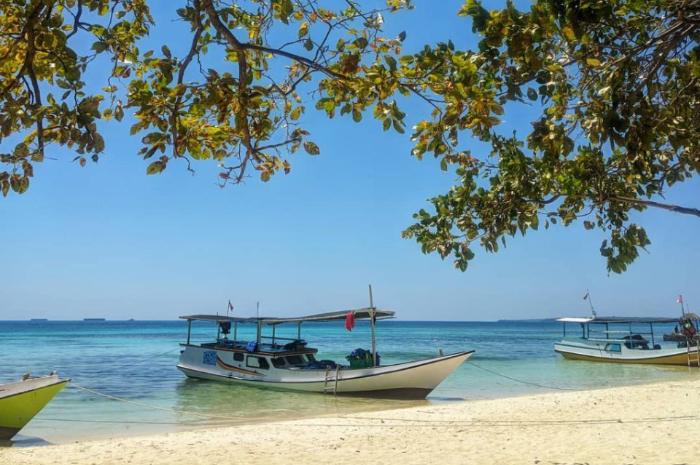 <p>Ket foto: Keindahan wisata Pantai Batu Topeng yang ada di Karimunjawa, begitu memikat wisatawan (Foto/Instagram/fadnasasi)</p>
