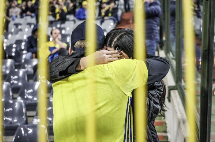 <p>Ket Foto: Foto dari para supporter yang tengah berada di stadion menunggu penyelamatan pihak berwajib (Foto/Twitter/@idextratime)</p>
