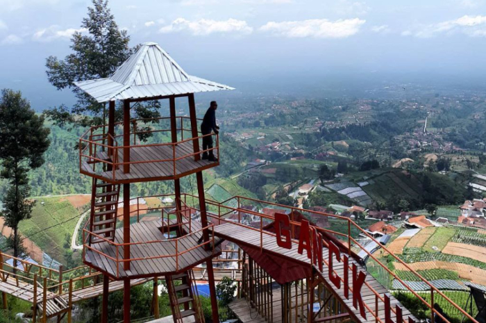 <p>Ket foto: Spot Instagramable di wisata Bukit Gancik Boyolali dengan lanskap pemandangan yang cantik (Foto/Instagram/jhonwae.48)</p>
