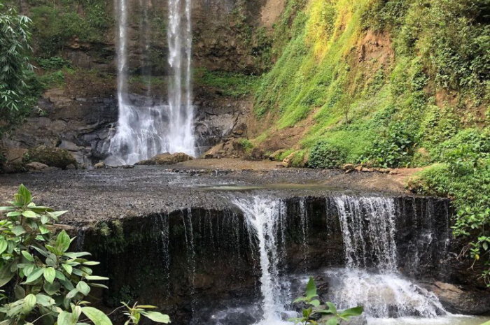 <p>Ket foto: Cantiknya pemandangan di wisata Curug Ciastana Cianjur (Foto/Instagram/bejohade)</p>
