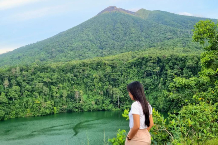 <p>Ket foto: Keindahan wisata Danau Tolire di Ternate Maluku Utara yang dikelilingi pepohonan lebat (Foto/Instagram/wanda_karinaaa)</p>
