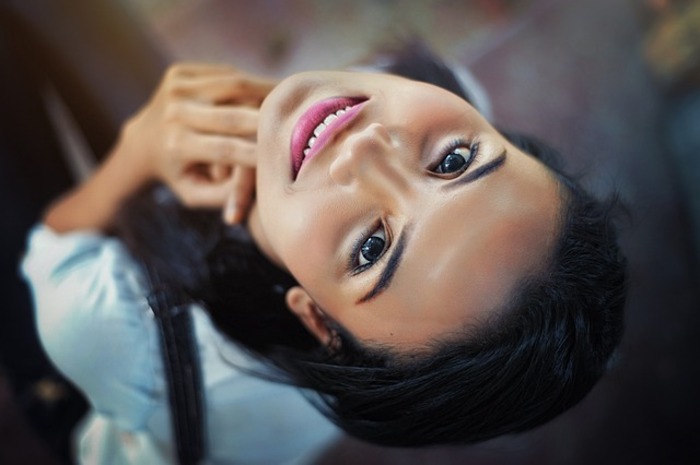 <p>Ket Foto: Ilustrasi foto seseorang yang sedang tersenyum (Foto/Pixabay/Senyum)</p>
