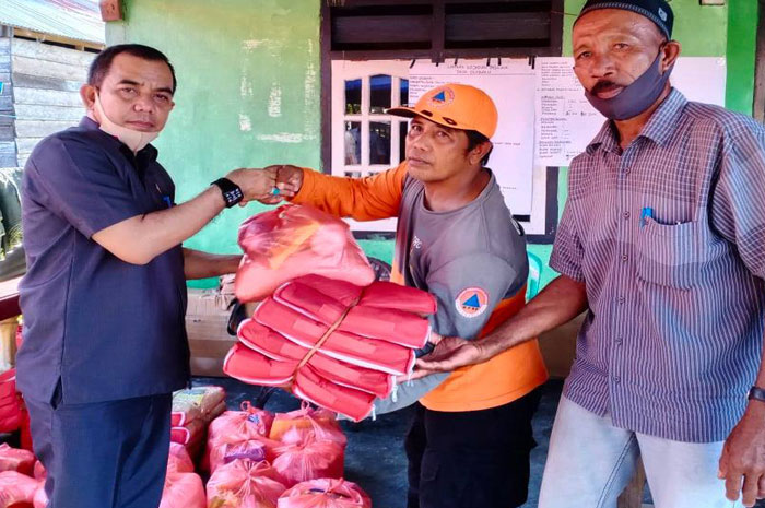 <p>Peduli Bencana, Waket DPRD Parimo Faisan Badja Serahkan Bantuan. Bantuan diserahkan di Posko Induk BPBD Parigi Moutong Desa Boyantongo, Senin 13 Juli 2020.</p>
