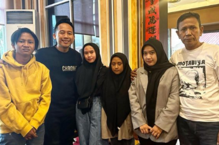 <p>Ket Foto : Denny Cagur bersama Fajar Sadboy dan saudaranya saat pulang kampung ke Gorontalo (Foto/Instgram/@dennycagur)</p>
