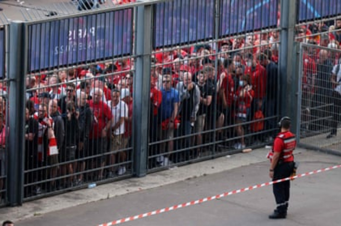 <p>Keterangan Foto: Fans Liverpool menuntut UEFA membayar ganti rugi karena cidera, (Foto:/Twitter/andyhunter)</p>
