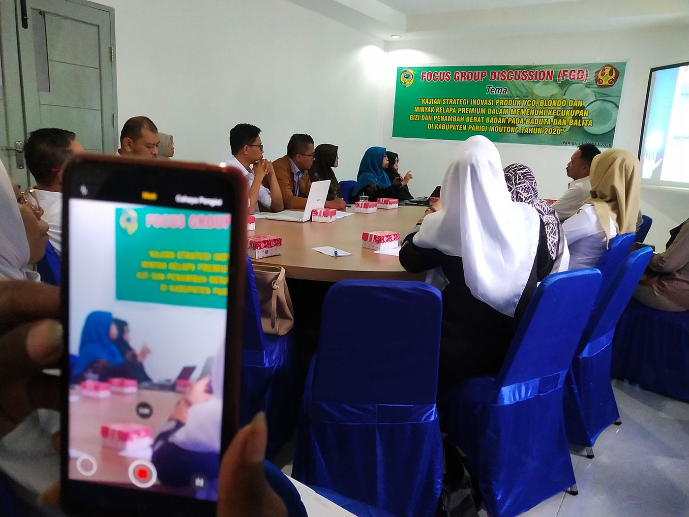 <p>FGD Bappelitbangda Parimo- Peneliti Untad dan Bappelitbangda melaksanakan FGD Intervensi Produk VCO, Biskuit Blondo dan Minyak Kelapa kepada Baduta dan Balita bersama OPD lainnya di aula Kantor Bappelitbangda Parimo, Rabu 11 Maret 2020. GemasulawesiFoto/MuhammadRafii.</p>
