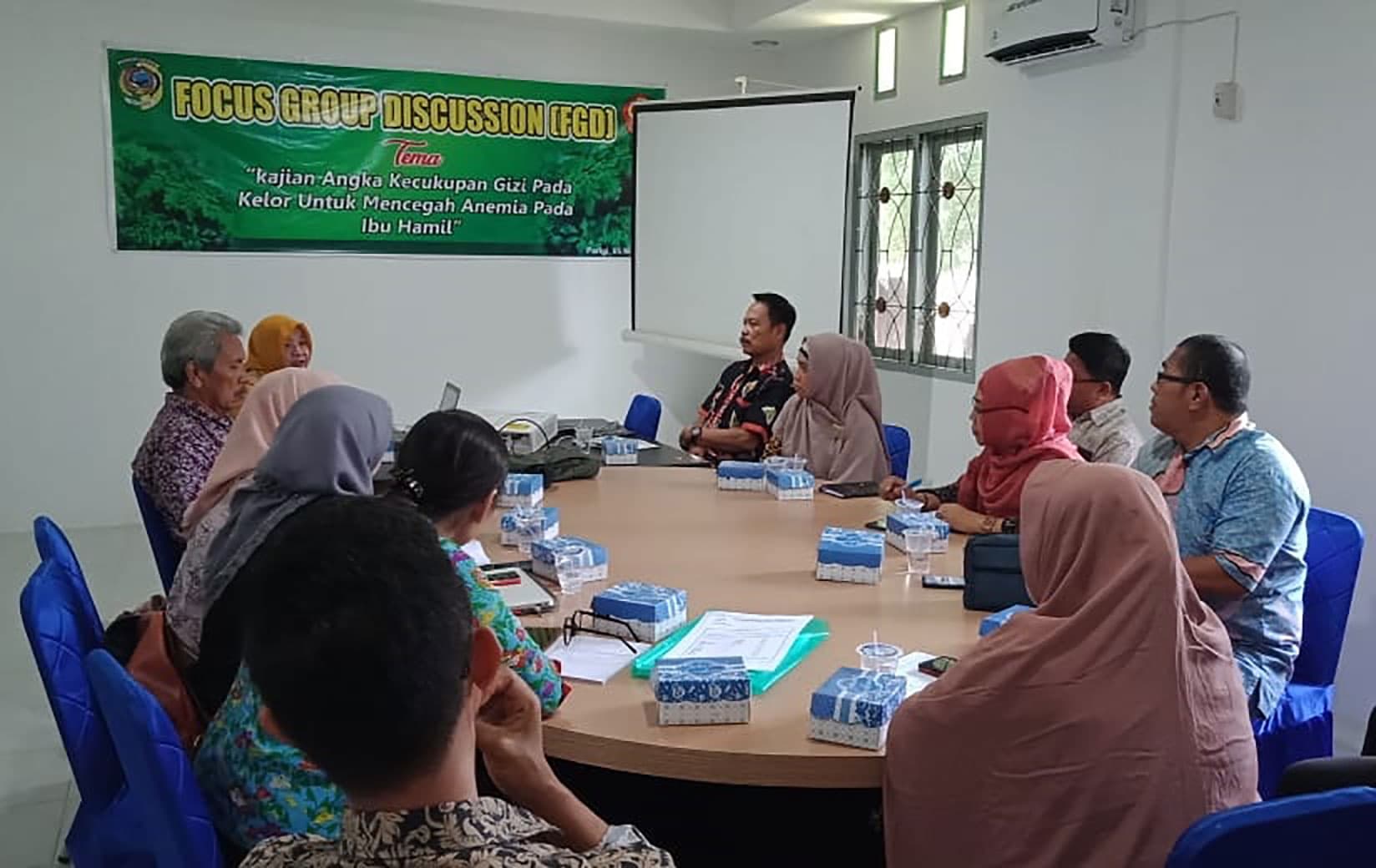 <p>FGD Litbang Bappelitbangda Parimo- Fokus Group Discusion (FGD) dengan tema Kajian Angka Kecukupan Gizi pada kelor untuk mencegah anemia pada ibu hamil. Kegiatan dilakukan di aula Bappelitbangda Parimo, Kamis 5 Maret 2020. GemasulawesiFoto/Arif.</p>
