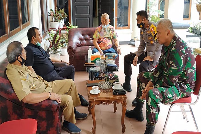 <p>Foto: Forkopimda Parimo Rapat Terkait Usulan Gratis Rapid Tes Sopir Angkot.</p>

