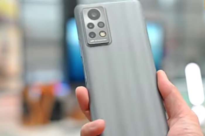 <p>Foto HP brand infinix cuma selisih harga 100 ribuan (foto/youtube/@denzhopro)</p>

