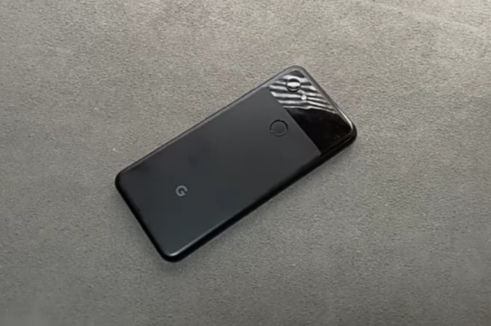 <p>Foto HP buatan google yang punya harga murah tapi kameranya setara dengan iPhone seharga 20 juta (foto/youtube/@watchwatch)</p>
