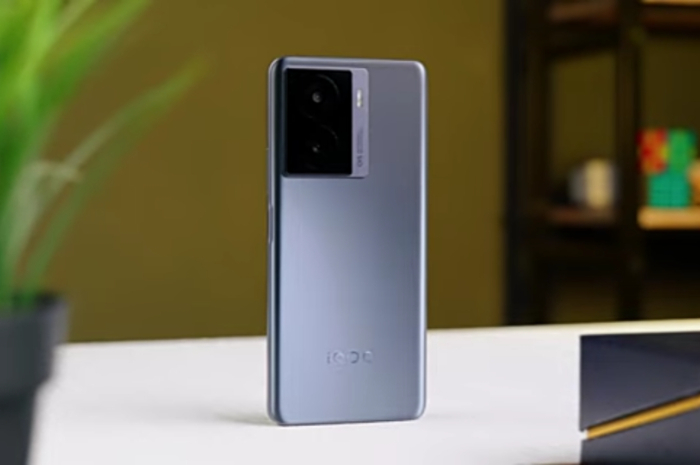 <p>Foto HP IQOO Z7 (foto/youtube/@sobathape)</p>
