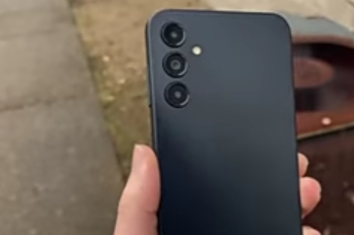 <p>Foto HP Samsung kali ini meluncurkan varian terbarunya (foto/youtube/@yatekno.com)</p>
