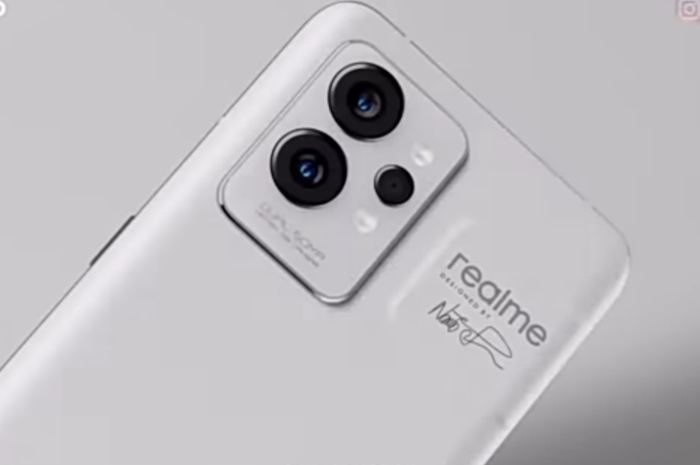 <p>Foto HP varian Realme GT yang jadi serbuan karena harganya anjlok jadi lebih murah (foto/youtube/@yatekno.com)</p>
